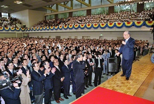 創価学園21世紀大会で、池田先生が卒業生にエールを送る（2001年9月16日、創価学園で）