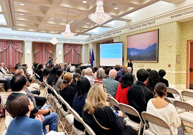 ワイダー博士は講演会で、池田先生との交流の模様を述懐した（4日、アメリカ創価大学で）©Soka　University　of　America