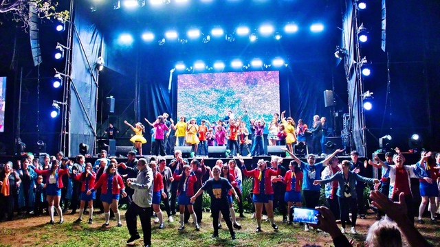 パラグアイ文化会館で開催された創価平和文化祭。躍動感あふれる多数の演目が行われた（10月26日）