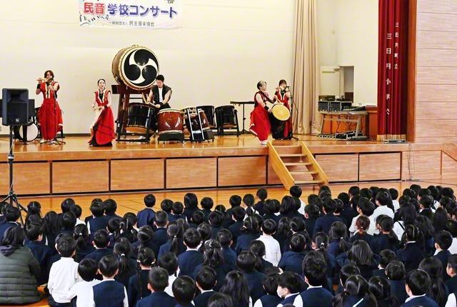 和楽団ジャパンマーベラスが熱演した民音学校コンサート（18日、佐賀・小城市内で）