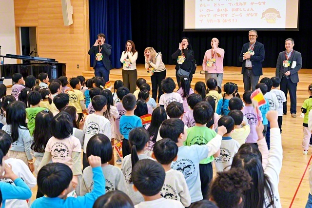 「ビエンベニードス（ようこそ）！」――園児が覚えたてのスペイン語で一行を歓迎（札幌創価幼稚園で）