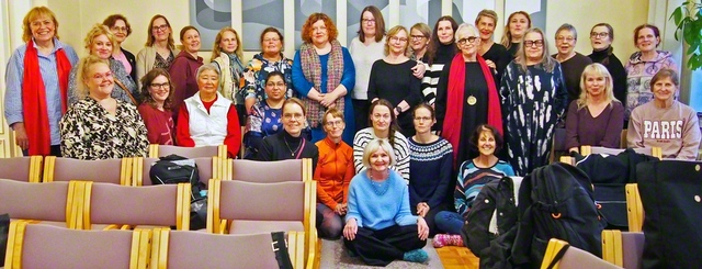 歓喜と決意に満ちた、フィンランド婦人部の教学研さんの集い。有志が歌や詩の朗読などを披露した（10月25日、ヘルシンキ市内で）