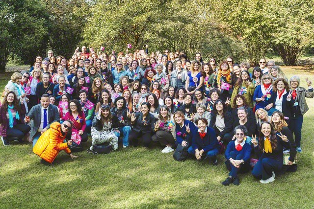 快晴の秋空のもと集い合ったエミリア・ロマーニャ西州ヤング白ゆりグループの友。有志による音楽演奏が会場を盛り上げた（10月12日、モデナ市内で）