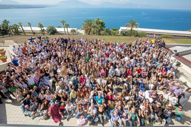 広布誓願に燃えるシチリア州研修会の参加者。御本尊授与式も行われ、新出発の決意あふれる集いとなった（10月11日、テッラシーニ市内で）