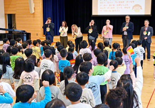 「ビエンベニードス（ようこそ）！」――園児が覚えたてのスペイン語で一行を歓迎（札幌創価幼稚園で）