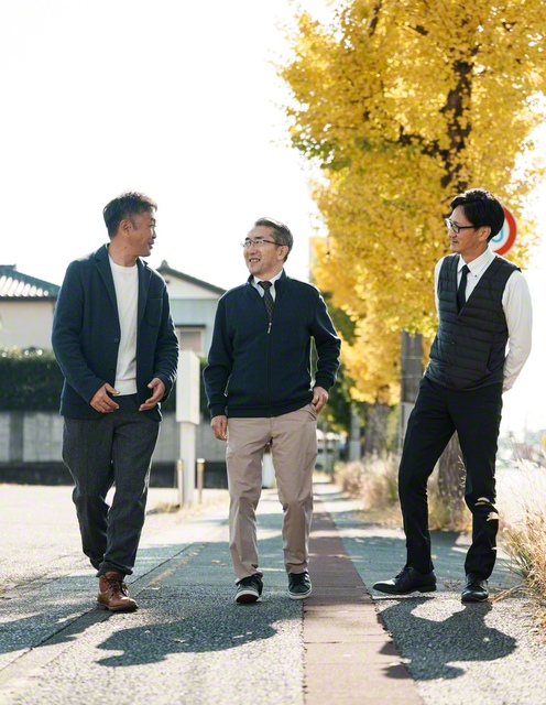 同志とともに、秋の光を背に浴びて