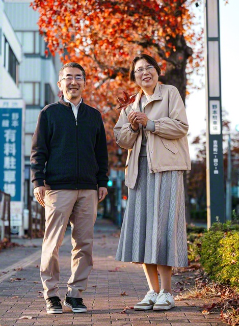 相性占いでは測れない信心の絆がある。妻・春美さん㊨の薬指にはパールの指輪がキラリ。夫・和重さんからの結婚30年の感謝の印