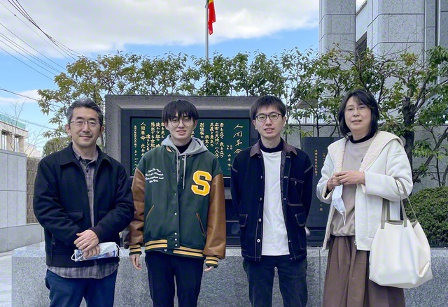 家族で総本部へ。新春の空の下、長男・直重さん（右から2人目）、次男・重幸さん（同3人目）も晴れ晴れと（本人提供）