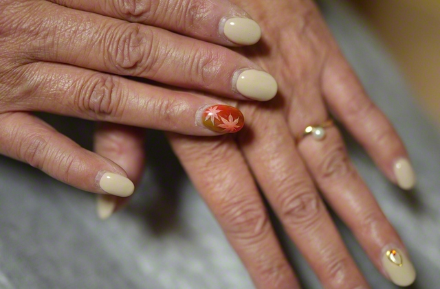 最近ネイルを始めた春美さん。薬指にはパールの指輪が