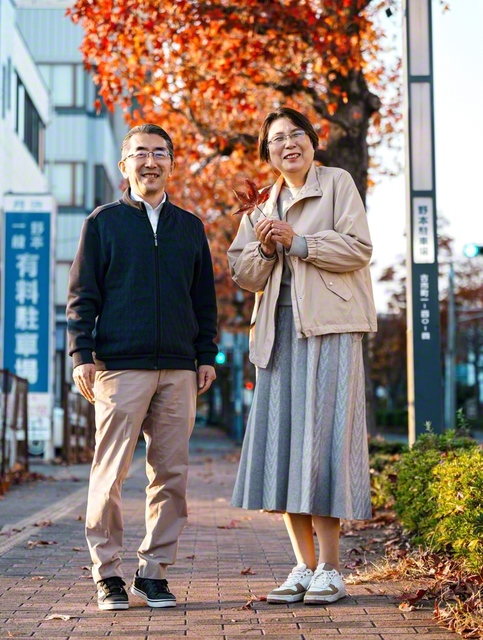 相性占いでは測れない信心の絆がある。妻・春美さん㊨の薬指にはパールの指輪がキラリ。夫・和重さんからの結婚30年の感謝の印