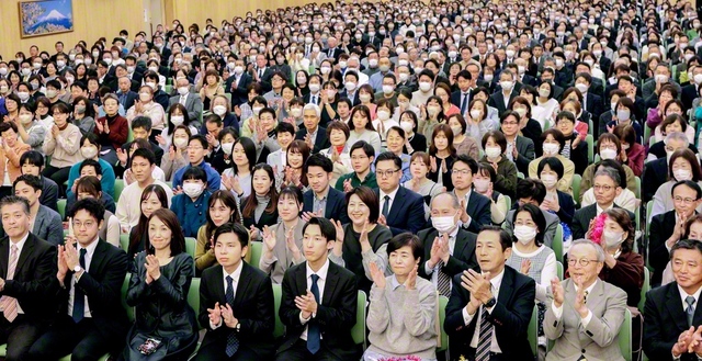 「信心の横綱」の誇りも高く進む江戸川総区の友。音楽隊の創価本陣湧躍太鼓団が熱演を披露した（東京国際池田記念講堂で）