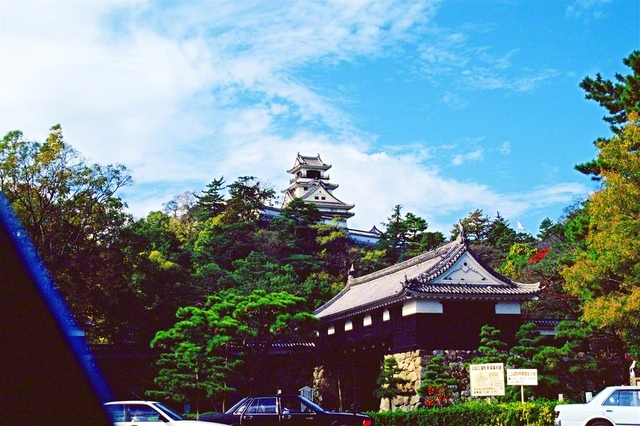 南国文化会館を訪れる前に、池田先生は青空に映える高知城に寄り、その雄姿を車窓からカメラに収めた（1990年11月28日撮影）