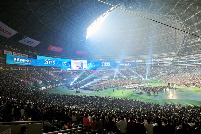 31年前と同じ場所、同じ日に“胸中の師”と共に熱唱した5万人の「世界平和の第九」のフィナーレ。池田先生が示した人類の宿命転換を懸けた“勝負の10年”の折り返しの今、九州と沖縄、アジアの同志が、創価の三代会長の平和闘争を継承しゆく誓いを歌声に託し、出発した（みずほPayPayドーム福岡で）