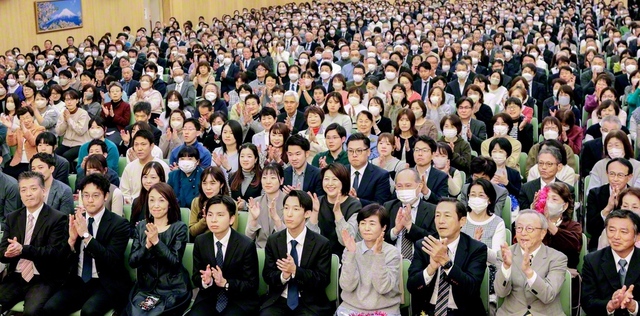 「信心の横綱」の誇りも高く進む江戸川総区の友。音楽隊の創価本陣湧躍太鼓団が熱演を披露した（東京国際池田記念講堂で）