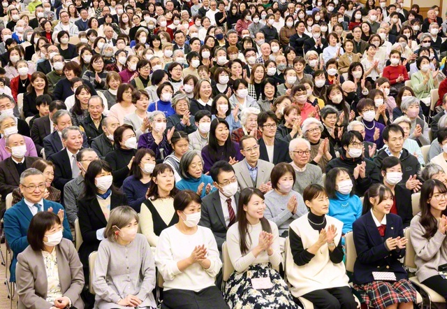 広布誓願に燃える“中央家族”の総会。音楽隊・創価本陣湧躍太鼓団の演奏が会場を盛り上げた（金舞会館で）