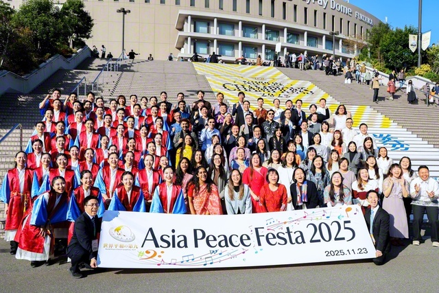 9カ国・地域のアジアの友が、みずほPayPayドーム福岡の前で記念のカメラに。明年は池田先生のアジア初訪問から65年。学会創立100周年へ、歓喜の大行進を約し合う