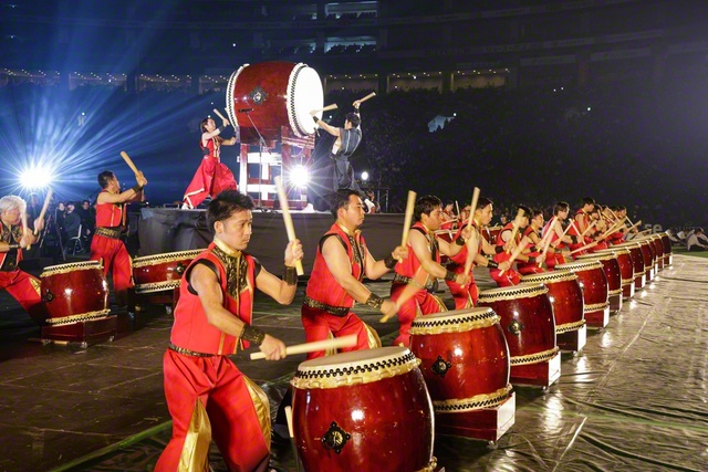 音楽隊の創価福岡先駆太鼓団と創価熊本師子吼太鼓団が演奏集団「和楽団ジャパンマーベラス」と共演し、一糸乱れぬバチさばき