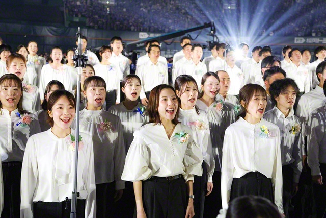 ５万人の〝歓喜の歌声〟を導いた「リード合唱団」。当日まで重ねた全37回の練習で築いた「Ｂｒüｄｅｒ（兄弟）」の絆で、会場を一つに包み込んだ