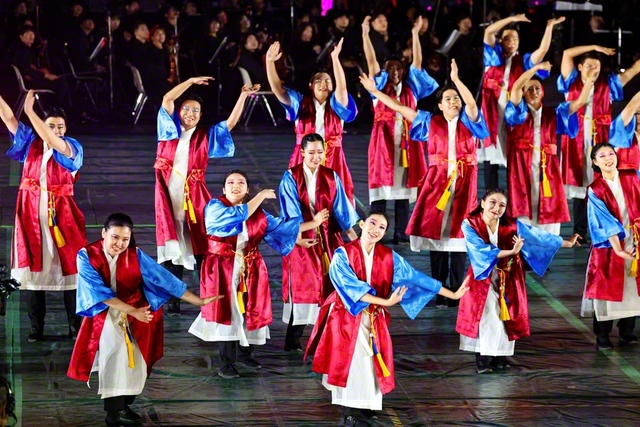 全員が唱題と折伏に挑み抜いて集った韓国SGI青年部。「平和への誓い」を情熱のダンスと太鼓で披露した