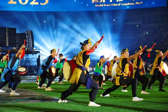 沖縄からは平和を願い600人を超える同志が駆け付け、代表114人の青年がエイサーとカチャーシーを熱演