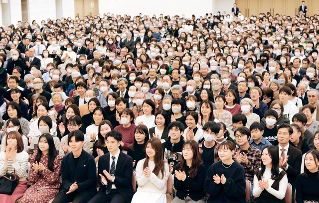 品川総区の総会。伊丹隆浩さん、朝倉晴瑠さん、高木亮佑さん、永山聡美さん・智美さん姉妹が広布後継の誓いを述べた（東京戸田記念講堂で）