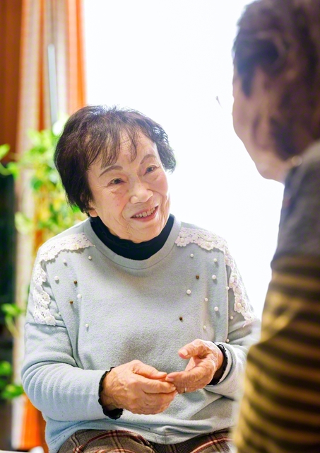 傾聴ボランティアで、介護に悩む人の相談を受ける南さん㊧。「あなたは独りじゃないよ」と寄り添う声かけが、相談者の固くなった心をほぐしていく