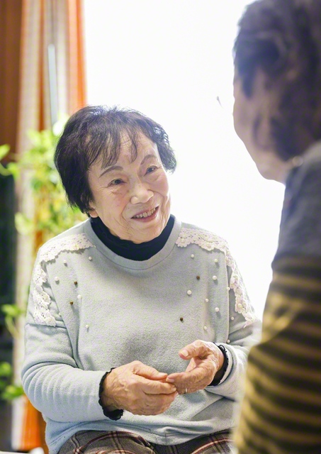 傾聴ボランティアで、介護に悩む人の相談を受ける南さん㊧。「あなたは独りじゃないよ」と寄り添う声かけが、相談者の固くなった心をほぐしていく