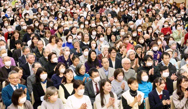 広布誓願に燃える“中央家族”の総会。音楽隊・創価本陣湧躍太鼓団の演奏が会場を盛り上げた（金舞会館で）