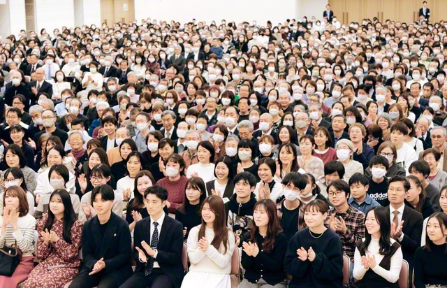 品川総区の総会。伊丹隆浩さん、朝倉晴瑠さん、高木亮佑さん、永山聡美さん・智美さん姉妹が広布後継の誓いを述べた（東京戸田記念講堂で）