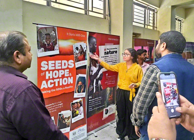 インド・デリー大学での「希望と行動の種子」展。学生自らガイド役を担う（3月）