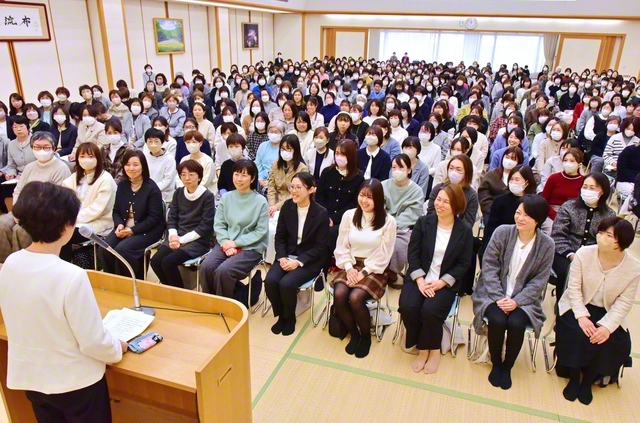 勇躍前進を誓い合った長野女性部の集い（長野平和会館で）