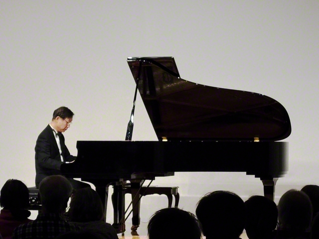 ヨーロッパ音楽の歴史をたどるように、古典から近現代までの名曲を奏でた関孝弘氏（23日、東京富士美術館で）
