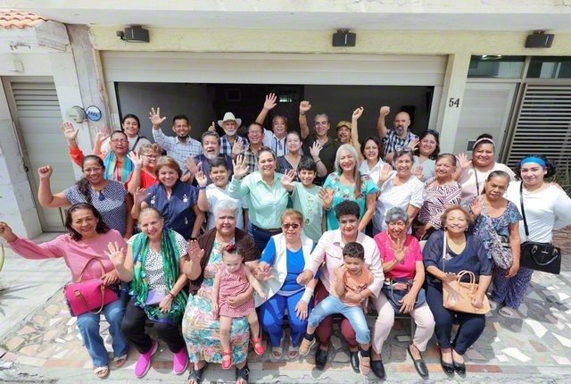 家族のようなつながりで、心一つに前進するブリサス・デ・ラ・パス地区の友。地区名には「平和のそよ風」との意味がある