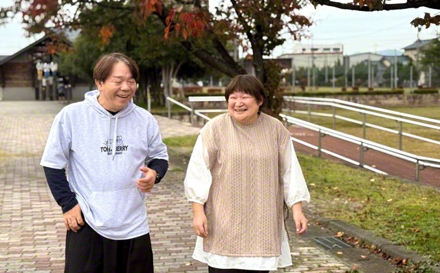 みなし仮設住宅近くの公園で。「そばに同志の方が住んでいて安心します」と四方さん㊧。妻・真梨子さんと散歩する