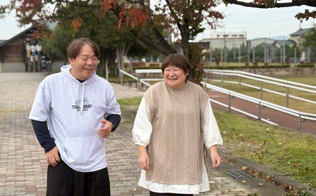 みなし仮設住宅近くの公園で。「そばに同志の方が住んでいて安心します」と四方さん㊧。妻・真梨子さんと散歩する