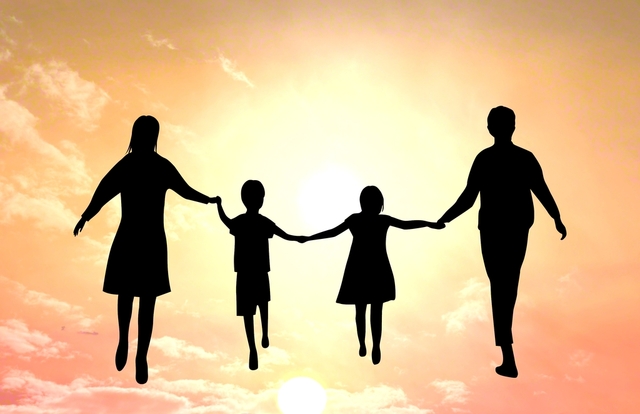 生殖医療が急速に発展するなか、家族とは何かという問いが改めて重要になっている（イメージマート）
