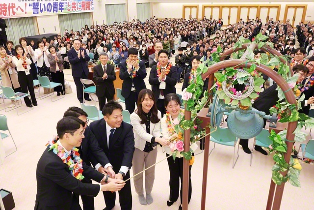 世界広布は私たち弟子の手で！――日韓の友が「勝利の鐘」を打ち鳴らした大分の交歓会。「広布即平和」という誓願に向かって前進を約し合った（大分平和講堂で）