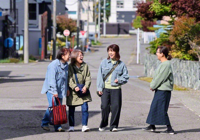 総合小売業のパートとして働きながら、2人の子を育ててきた髙沼正湖さん（右から2人目）。同志との語らいに笑顔がはじける（北海道岩見沢市で）