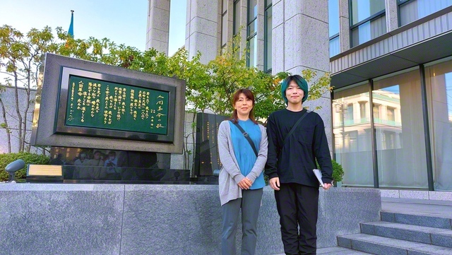 一昨年、髙沼さん㊧と長男・柊翔さんが、東京・信濃町の広宣流布大誓堂で（本人提供）