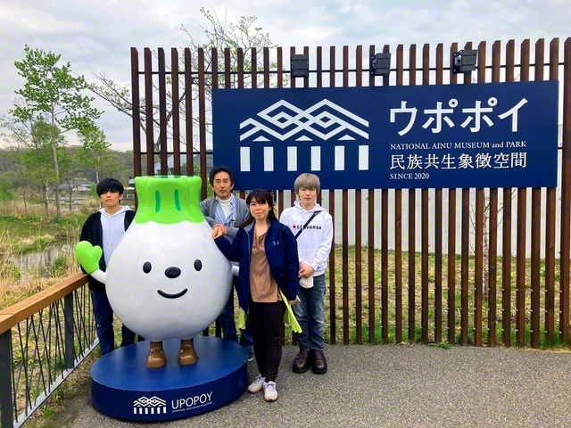 髙沼さんファミリー。左から次男の空輝さん、夫の英範さん、髙沼さん、長男の柊翔さん（本人提供）