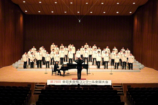 7年ぶりの全国大会で、伸びやかな歌声を披露した音楽隊・しなの合唱団（23日、佐賀市文化会館で）