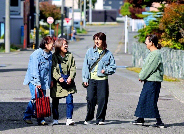 総合小売業のパートとして働きながら、2人の子を育ててきた髙沼正湖さん（右から2人目）。同志との語らいに笑顔がはじける（北海道岩見沢市で）