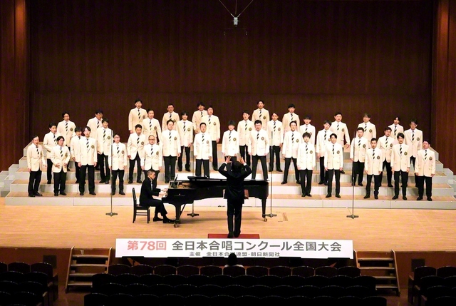 7年ぶりの全国大会で、伸びやかな歌声を披露した音楽隊・しなの合唱団（23日、佐賀市文化会館で）