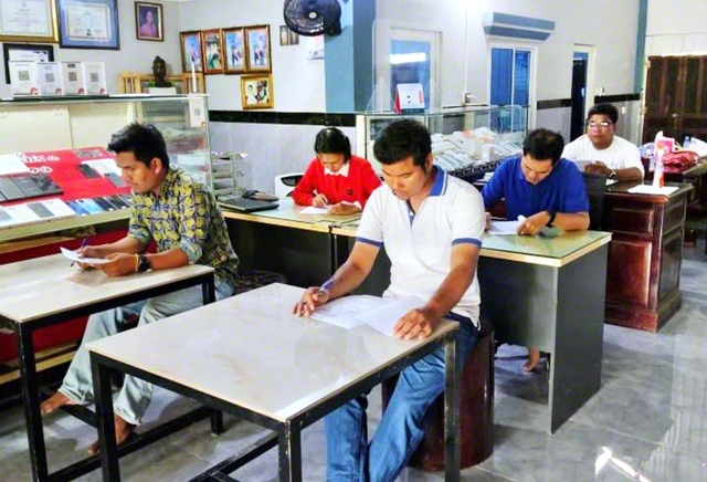 全員が「行学錬磨の英雄」に！――清新な決意で教学部任用試験に挑むカンボジアの同志ら