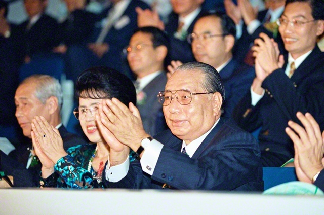 シンガポールの青年友好芸術祭で、青年らの熱演に惜しみない拍手を送る池田先生ご夫妻（1995年11月8日、インドア・スタジアムで）