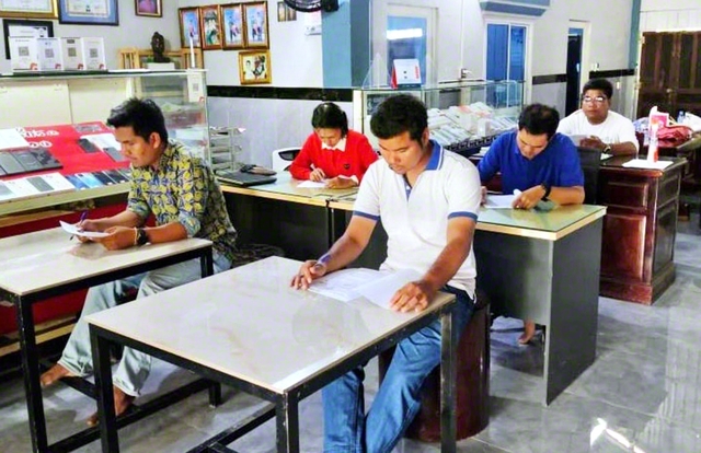 全員が「行学錬磨の英雄」に！――清新な決意で教学部任用試験に挑むカンボジアの同志ら