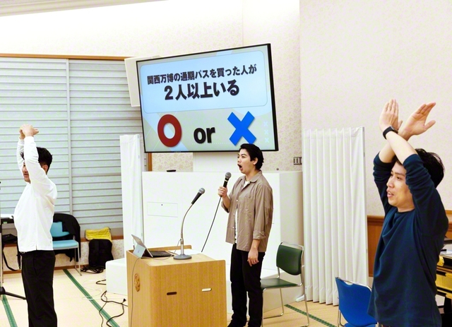 東成総区の「青年ファミリー座談会」。皆で楽しむ企画の他に、参加者同士で語り合う一幕も（東成文化会館で）