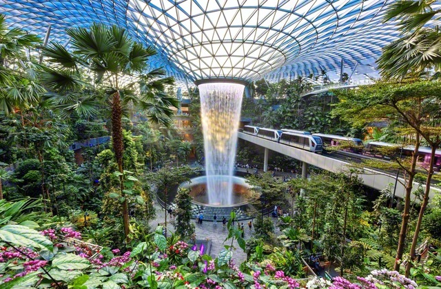 シンガポールのチャンギ国際空港の複合施設「ジュエル・チャンギ・エアポート」。巨大な人工の滝や多くの木々が設置されたドーム型の建物で、飲食店や海外ブランド等のショップが立ち並ぶ。2019年のオープン以降、同国を代表するランドマークの一つになっている