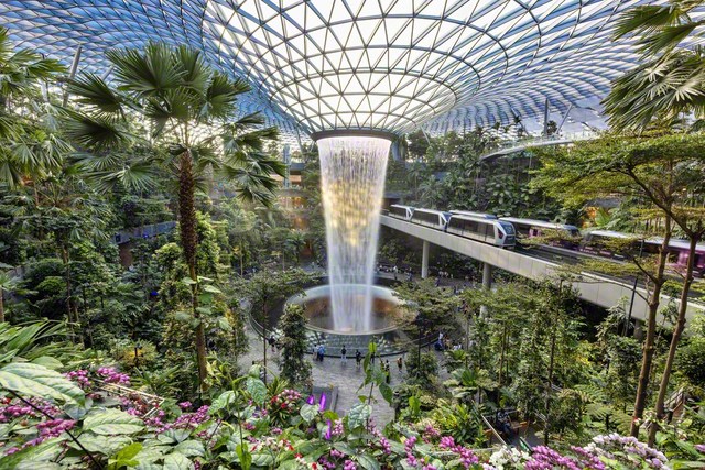 シンガポールのチャンギ国際空港の複合施設「ジュエル・チャンギ・エアポート」。巨大な人工の滝や多くの木々が設置されたドーム型の建物で、飲食店や海外ブランド等のショップが立ち並ぶ。2019年のオープン以降、同国を代表するランドマークの一つになっている