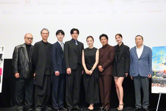 舞台あいさつに出席したキャストら